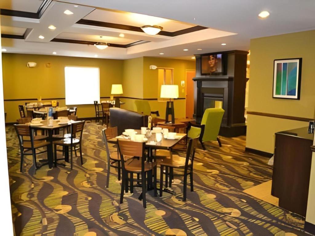 Holiday Inn Express & Suites Northwood By Ihg Silver Lake Exterior foto