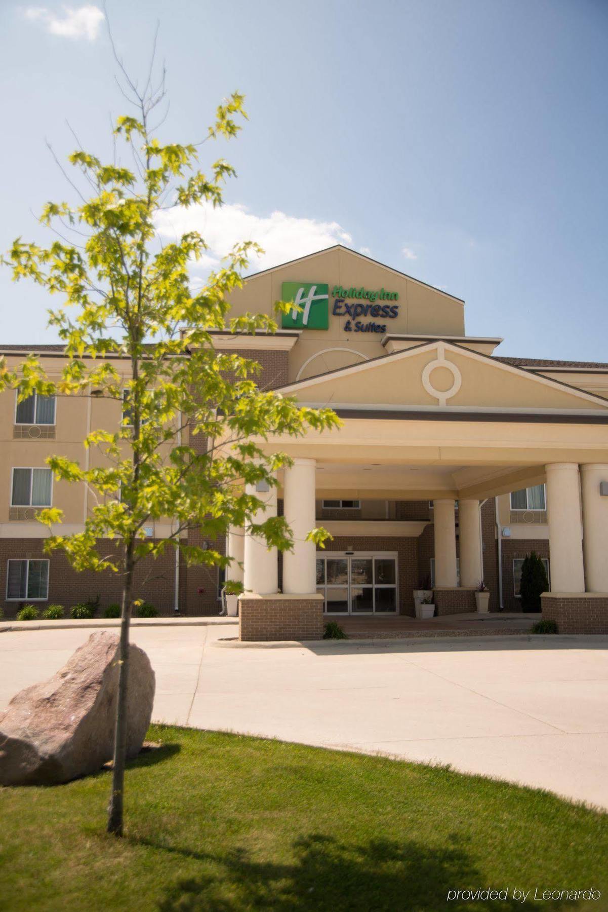 Holiday Inn Express & Suites Northwood By Ihg Silver Lake Exterior foto
